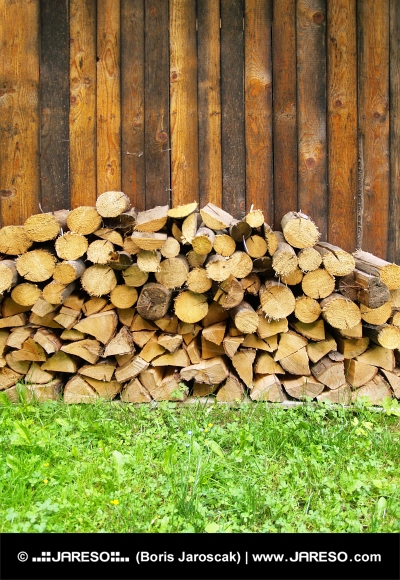 Нацепени дърва, подготвени за зимно отопление