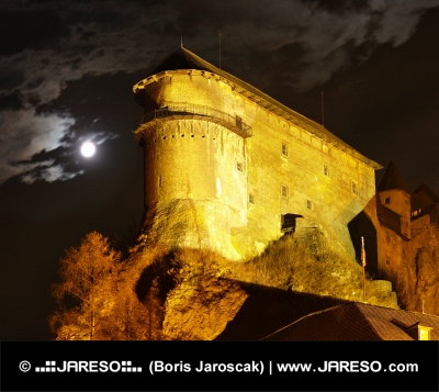 Замъкът Орава - През нощта