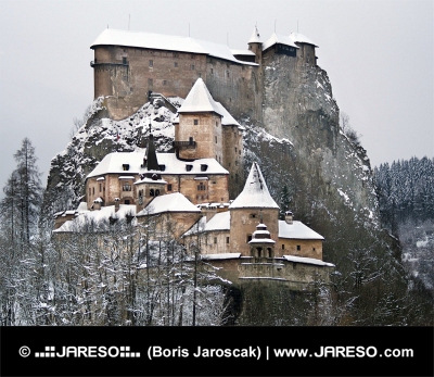 Известният замък Орава през зимата