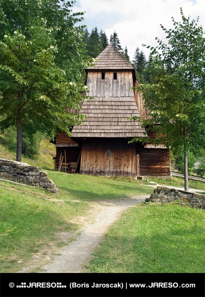 Рядка дървена църква в Зуберец