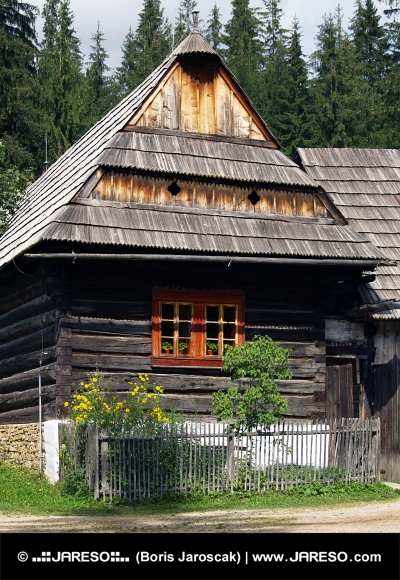 Дървена народна къща в музей Зуберец