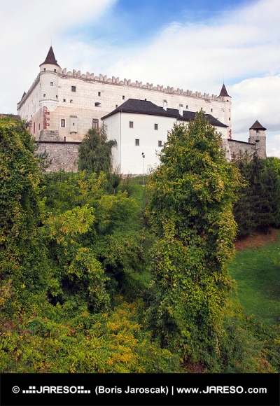 Замък Зволен на горист хълм, Словакия