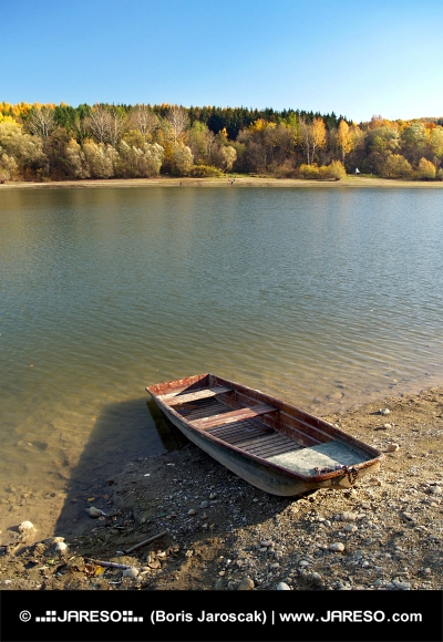 Малка рибарска лодка в Липтовска Мара, Словакия