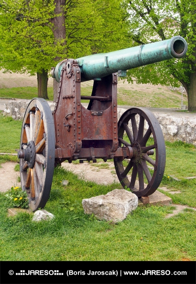 Автентично историческо оръдие в Тренчин, Словакия