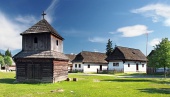Дървена камбанарията и къщи народни в Pribylina, Словакия