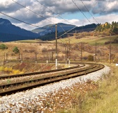 Празна железопътна линия в облачен ден