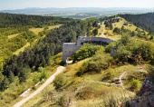 Главна входна порта към разрушения замък Цачтице