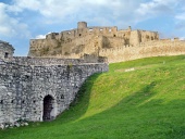 Руините на замъка Спински преди залез слънце