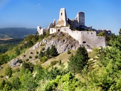 Руините на замъка Кахтице, скрити в зелена гора