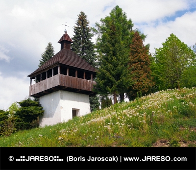 Klokketårn i landsbyen Istebne, Slovakiet.
