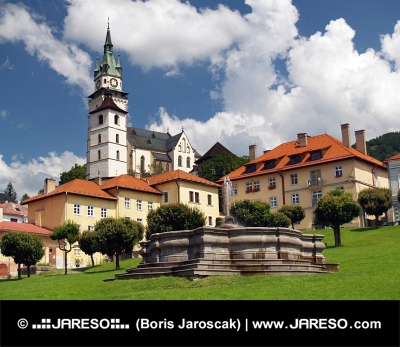 Kirke og springvand i Kremnica, Slovakiet