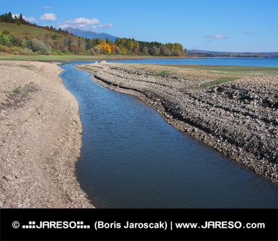 Kyst og kanal ved Liptovska Mara søen i løbet af efteråret i Slovakiet
