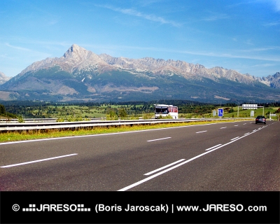 De høje Tatra-bjerge og motorvej om sommeren