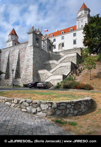 Befæstningsmur og trapper af Bratislava Slot