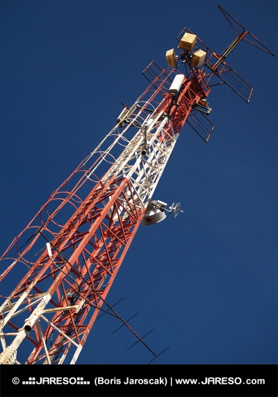 Broadcasting sender mod den blå himmel