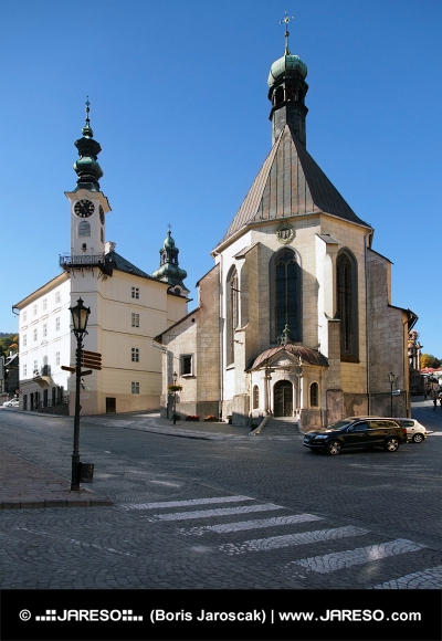 Rådhus og kirke i Banska Stiavnica