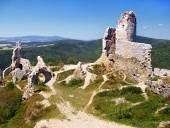 Ruinerne af slottet Cachtice under en klar sommerdag i Slovakiet