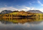 Refleksion af bakker i Liptovska Mara-søen, Slovakiet