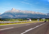 De høje Tatra-bjerge og motorvej om sommeren