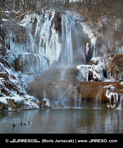 Mineralreichen Wasserfall im Glück Dorf, der Slowakei