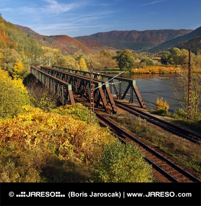 Doppelgleisige Eisenbahnbrücke an klarem Herbsttag