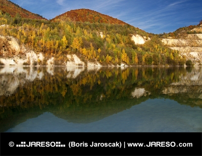 Spiegelung der herbstlichen Hügel im Sutovo-See, Slowakei