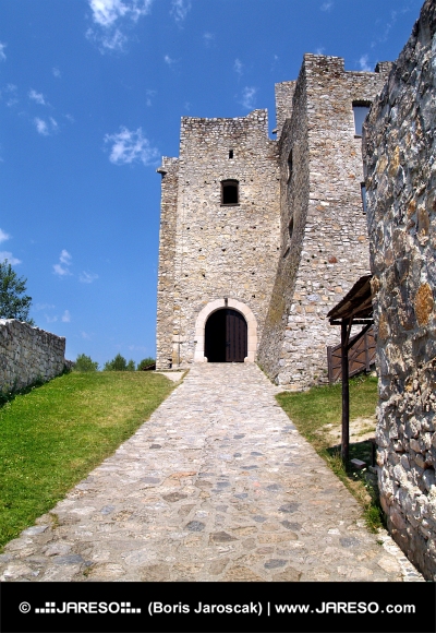 Eingang zum Strecno Castle, Slovakia