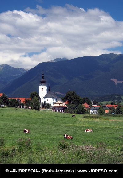 Kirche und Berge in Bobrovec, Slowakei