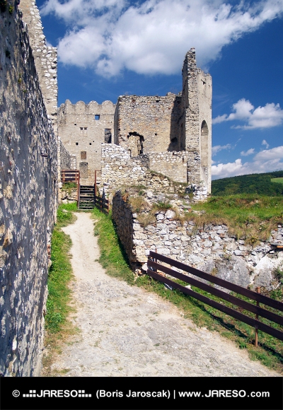 Die Innenwände der Burg Beckov, Slowakei