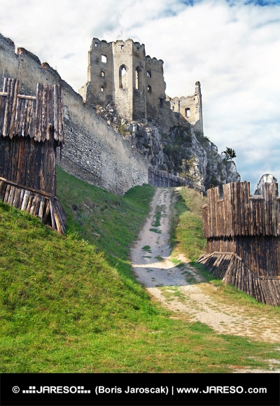Befestigungsanlage und die Kapelle des Schlosses von Beckov, Slowakei