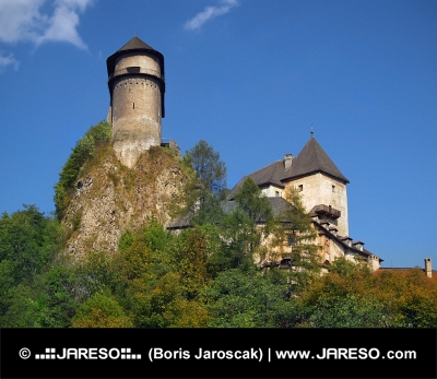 Orava Burg auf einem hohen Felsen gelegenen