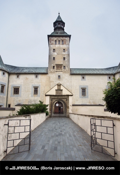 Eingang zum Schloss in Thurzo Bytca