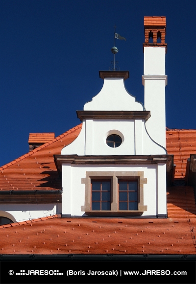 Einzigartige mittelalterliche Dach mit Schornstein