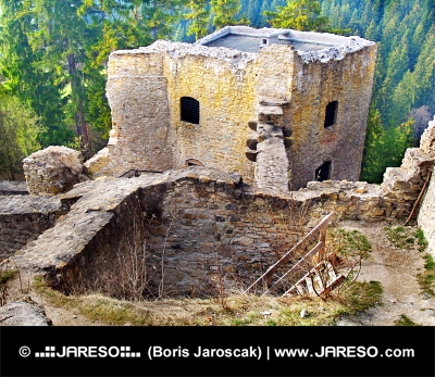 Zerstörtes Inneres der Burg Likava, Slowakei