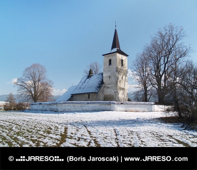 Winter-Ansicht von All Saints Church in Ludrová