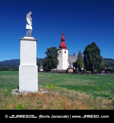 Statue und Kirche in Liptovske Matiasovce
