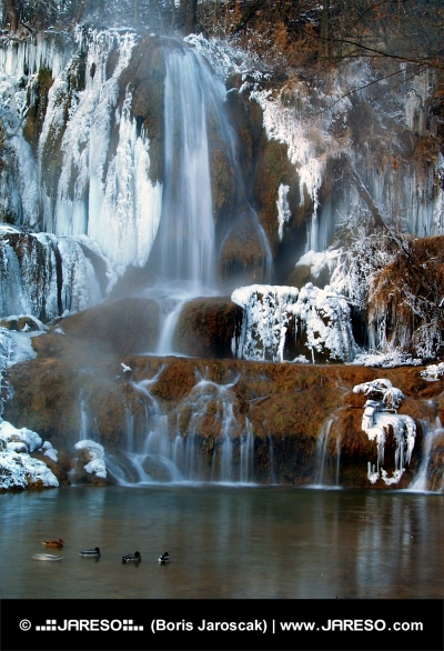 Gefrorener Wasserfall im Winter