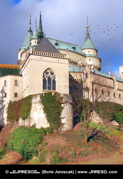 Kapelle von Schloss Bojnice im Herbst