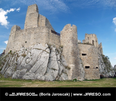Hof und Ruine der Burg von Beckov
