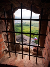 Ein Blick durch ein vergittertes Fenster, Lubovna Schloss
