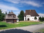 Holzturm und Herrenhaus in Pribylina, Slowakei
