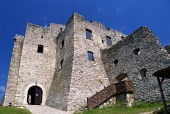 Innenhof der Burg Strecno im Sommer, Slowakei