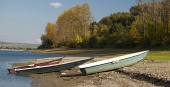 Drei Boote ankerten am Ufer