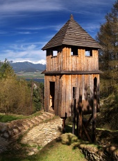 Hölzerner Wachturm im Freilichtmuseum Havranok, Slowakei