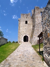 Eingang zum Schloss Strecno, Slowakei
