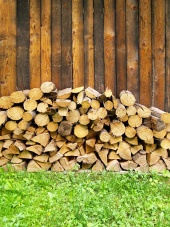 Gehackte Holzscheite, vorbereitet für die Winterheizung