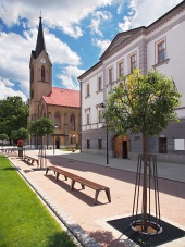 Kirche und Kreishaus in Dolny Kubin