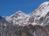 Gipfel der Hohen Tatra und Skisprungschanze