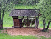 Tierfutterstation aus Holz mit für die Winterfütterung vorbereitetem Heu