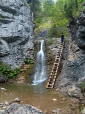 Wasserfall und Leiter im Kvacianska-Tal